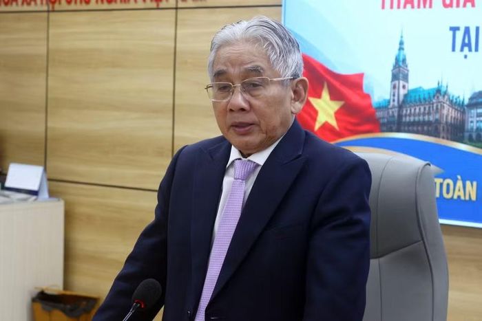 Nhà giáo ưu tú, PGS.TS Lương Minh Cừ, Bí thư Đảng ủy, Hiệu trưởng Trường ĐH Cửu Long phát biểu tại buổi họp mặt.
