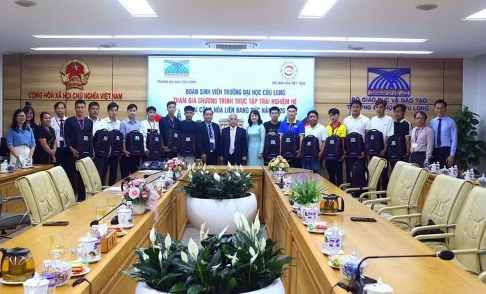 Lãnh đạo Trường ĐH Cửu Long trao quà và tiền mặt hỗ trợ SV đi thực tập ngắn hạn tại Cộng hòa Liên bang Đức.
