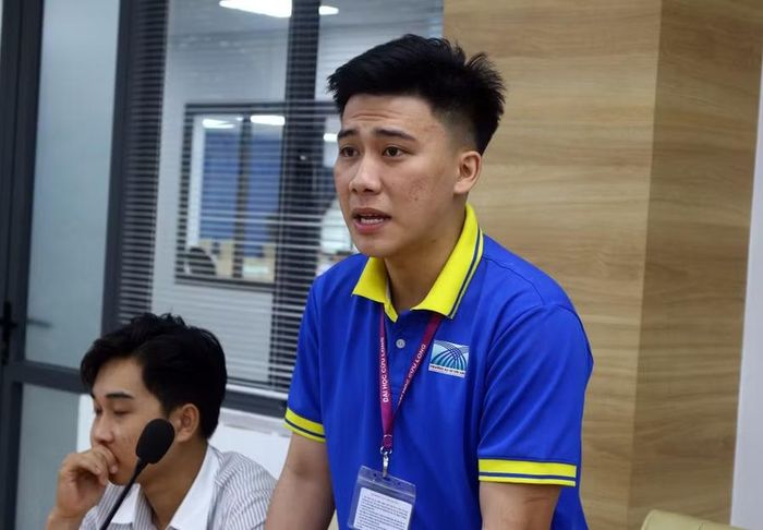 Em Đinh Nhật Duy, SV ngành Luật khóa 24, đại diện SV đi thực tập chia sẻ tại buổi họp mặt.
