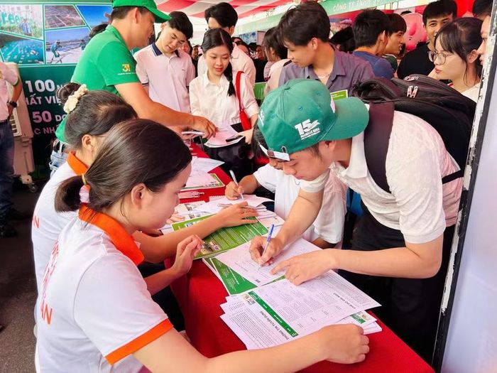 Sinh viên năm cuối nhà trường đăng ký thông tin tuyển dụng.