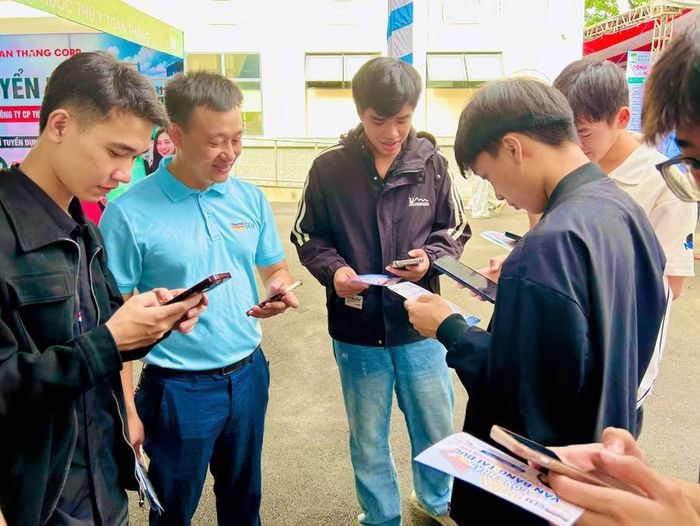 Các sinh viên tìm hiểu về các công ty qua smartphone.