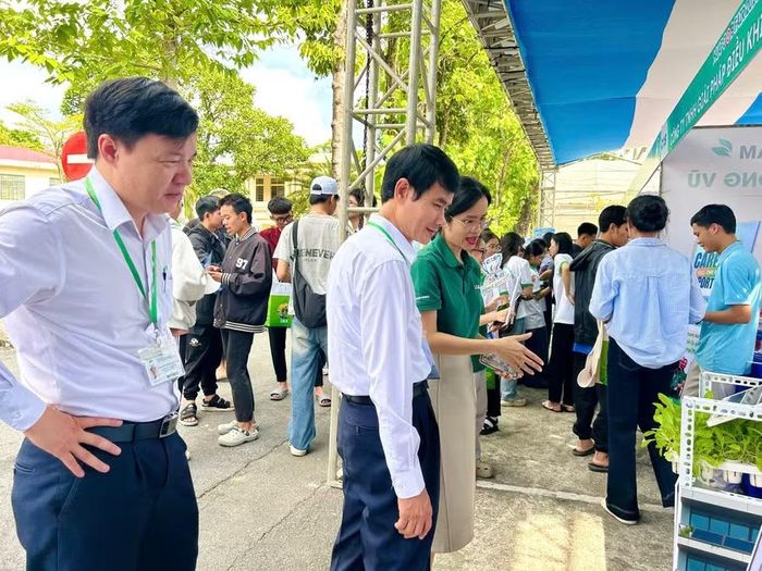 Lãnh đạo nhà trường tham quan các gian hàng việc làm.