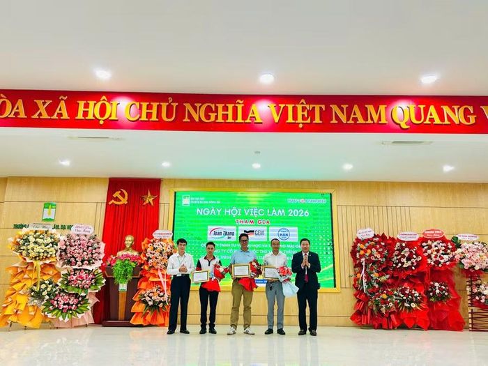 Ban Giám hiệu Trường ĐH Nông Lâm, ĐH Huế tặng hoa, giấy chứng nhận cho các doanh nghiệp tham gia Ngày hội việc làm 2026.