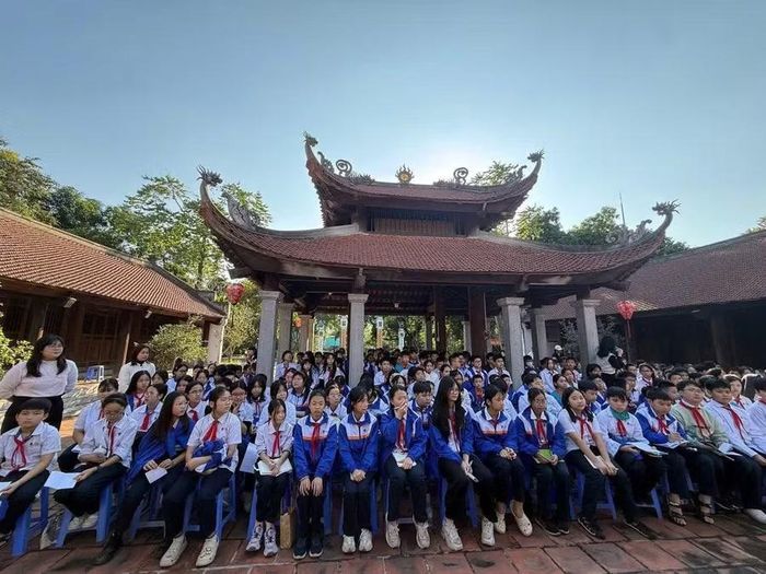 Học sinh đến dâng hương tại đình.