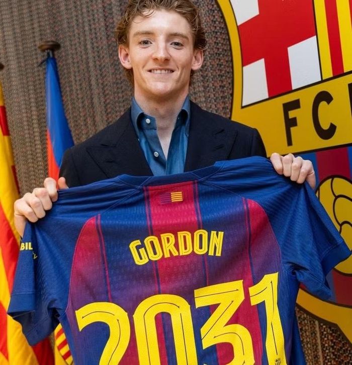 Câu lạc bộ Barcelona chính thức chiêu mộ thành công tiền đạo Anthony Gordon từ Newcastle với bản hợp đồng 5 năm.