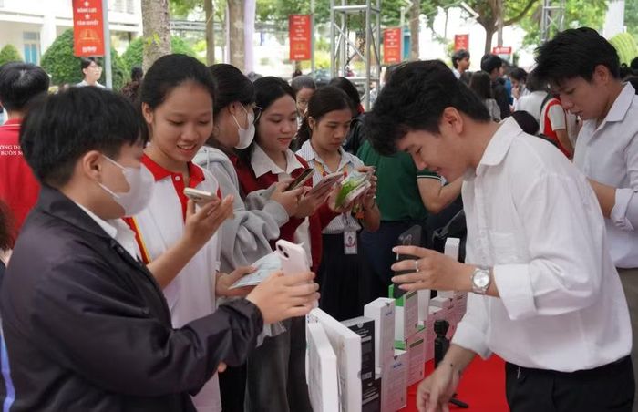Sinh viên BMU tìm hiểu cơ hội việc làm thông qua các ứng dụng trực tuyến. (Ảnh: TT)