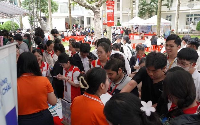 Sinh viên BMU trao đổi thông tin, tìm kiếm cơ hội tuyển dụng tại ngày hội. (Ảnh: TT)