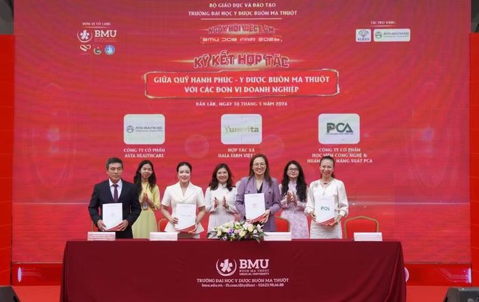 Các doanh nghiệp cam kết hợp tác, mở ra cơ hội việc làm cho sinh viên BMU. (Ảnh: TT)