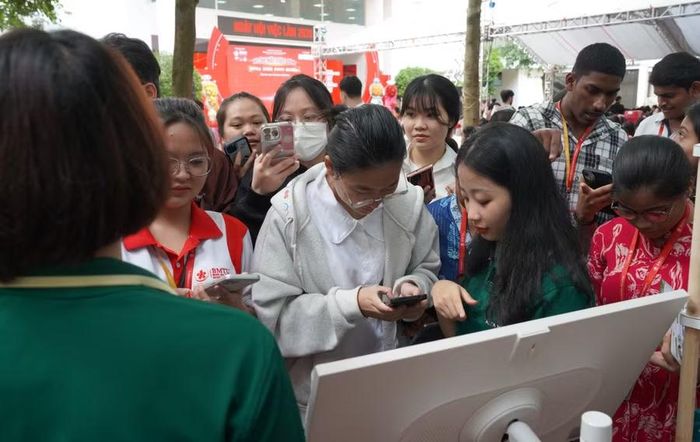Sinh viên BMU tìm hiểu thông tin việc làm tại ngày hội. (Ảnh: TT)