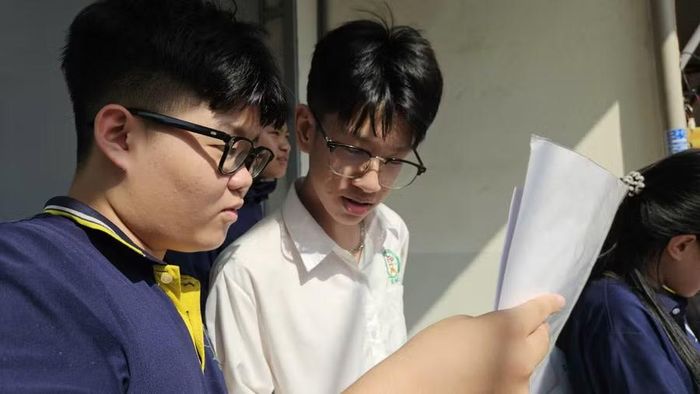 Việt Hoàng trao đổi bài cùng bạn sau khi ra khỏi phòng thi.