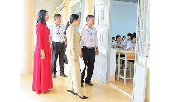 Giám đốc Sở GD&amp;ĐT Đắk Lắk Lê Thị Thanh Xuân kiểm tra công tác thi năm 2025. (Ảnh: TT)