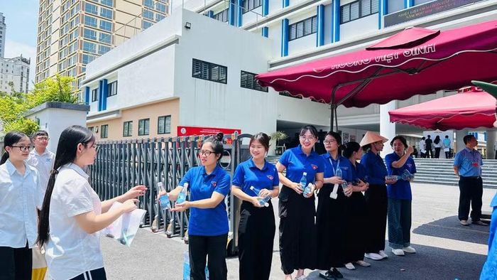 Tình nguyện viên động viên thí sinh làm bài thi tốt.