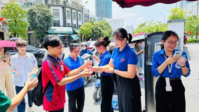 Thanh niên tình nguyện tặng nước uống, xếp hàng vỗ tay động viên thí sinh.