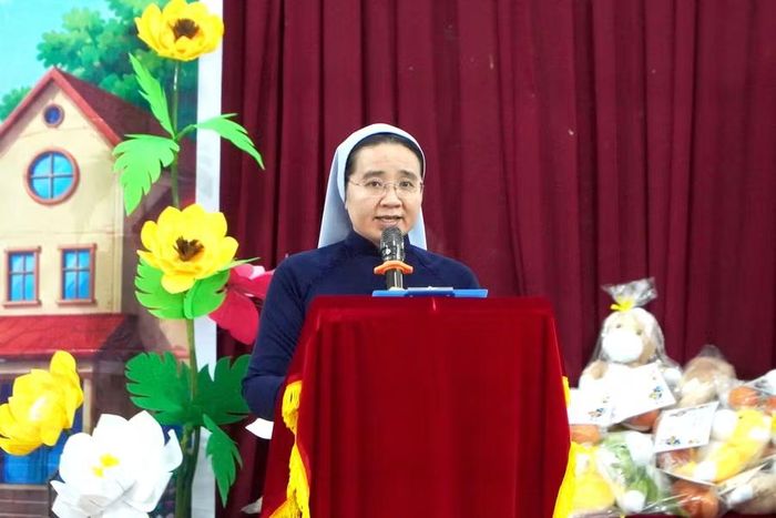Soeur Nguyễn Thị Ly Na, Hiệu trưởng Trường Mẫu giáo Tư thục Sao Mai chia sẻ tại lễ tổng kết.