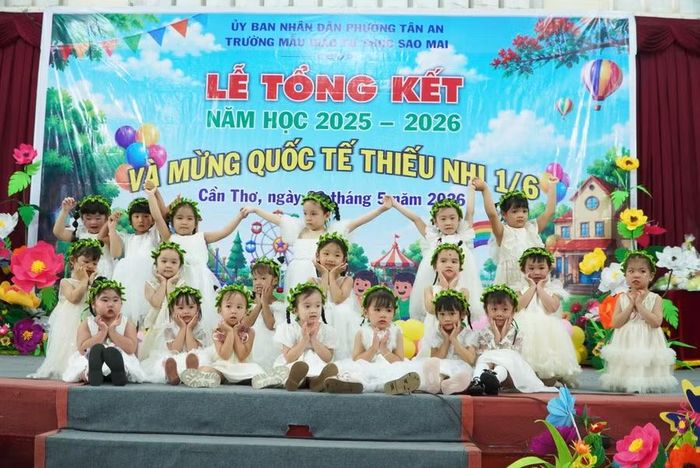 Các bé tự tin biểu diễn trên sân khấu.