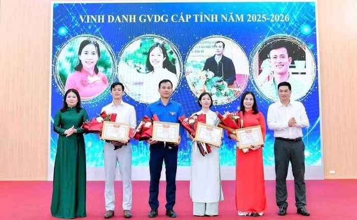 Lãnh đạo Trường Phổ thông Dân tộc Nội trú tỉnh Phú Thọ vinh danh, trao thưởng giáo viên dạy giỏi cấp tỉnh.