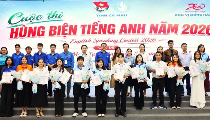 Ban Tổ chức chụp ảnh lưu niệm cùng các thí sinh.
