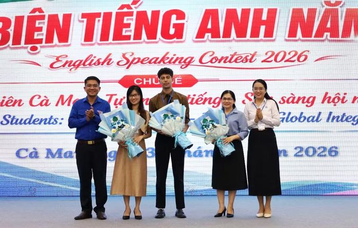 Đại diện Ban Tổ chức tặng hoa Ban Giám khảo.