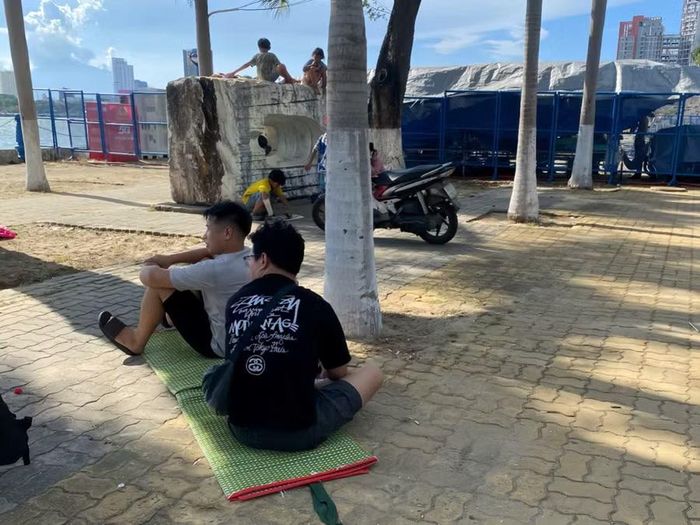 Các nhóm du khách lựa chọn vị trí ven sông Hàn và chuẩn bị chỗ nghỉ tạm trong thời gian chờ thưởng thức màn trình diễn pháo hoa tối 30/5.