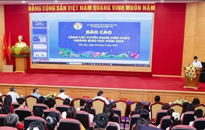 Quang cảnh hội nghị trao quyết định trúng tuyển viên chức ngành Giáo dục.