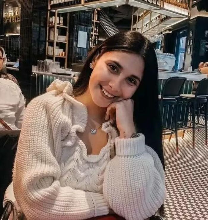 Ảnh WAG 10d: Tatiana Rendeiro Torres mỉm cười trong một khoảnh khắc đời thường tại quán cà phê. Cô và Vitinha hiện đã có 2 con gái là Mafalda, sinh năm 2021, và Madalena, chào đời vào tháng 4/2025.