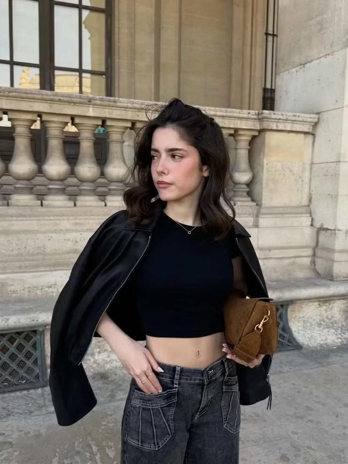 Madalena Aragão gây chú ý với phong cách cá tính khi diện áo croptop đen kết hợp áo khoác da. Bạn gái của tiền vệ João Neves là một diễn viên trẻ đang lên của Bồ Đào Nha.