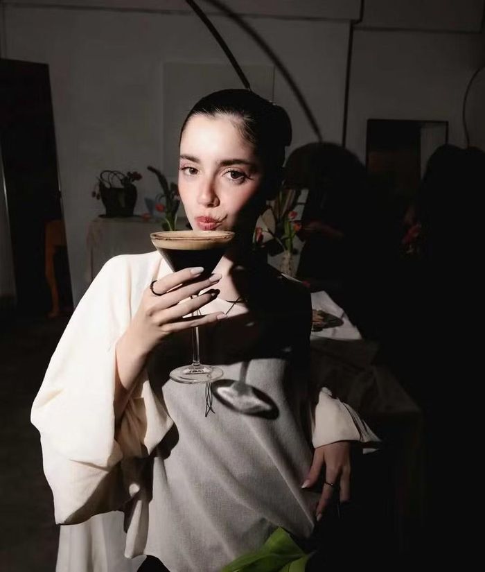 Madalena Aragão xuất hiện đầy cuốn hút với ly cocktail trong một không gian tiệc tối. Ngoài diễn xuất, cô còn hợp tác với các thương hiệu mỹ phẩm lớn như L'Oreál và La Roche-Posay.