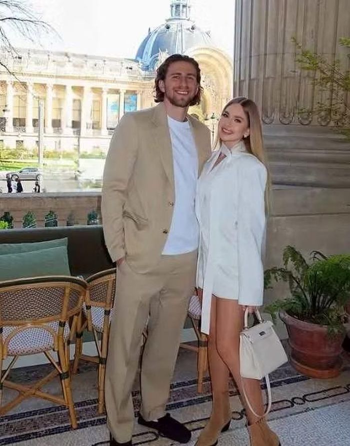 Angelina Zabarna xuất hiện bên Illia Zabarnyi trong một khung hình sang trọng. Cặp đôi được cho là đã gắn bó từ thời trung học, trước khi chính thức kết hôn tại Kyiv vào năm 2023.