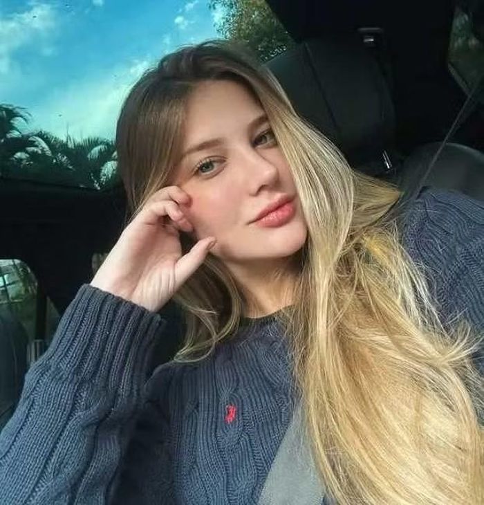 Isabella Rousso chia sẻ hình ảnh đời thường trên trang cá nhân. Nội dung của cô tập trung vào thời trang, làm đẹp và những chuyến du lịch.