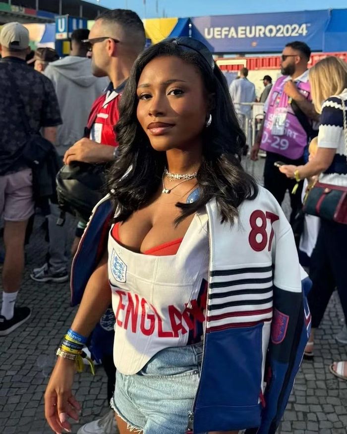Hôn thê của Bukayo Saka tại Euro 2024. Tolami từng gây chú ý với phong cách thời trang cá tính và mới ra mắt bộ sưu tập hợp tác cùng thương hiệu River Island.