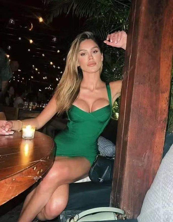 Victoria Triay nổi bật trong bộ váy xanh tại một địa điểm giải trí. Bạn gái của hậu vệ Lucas Hernandez là người mẫu từng hợp tác với nhiều thương hiệu thời trang lớn.