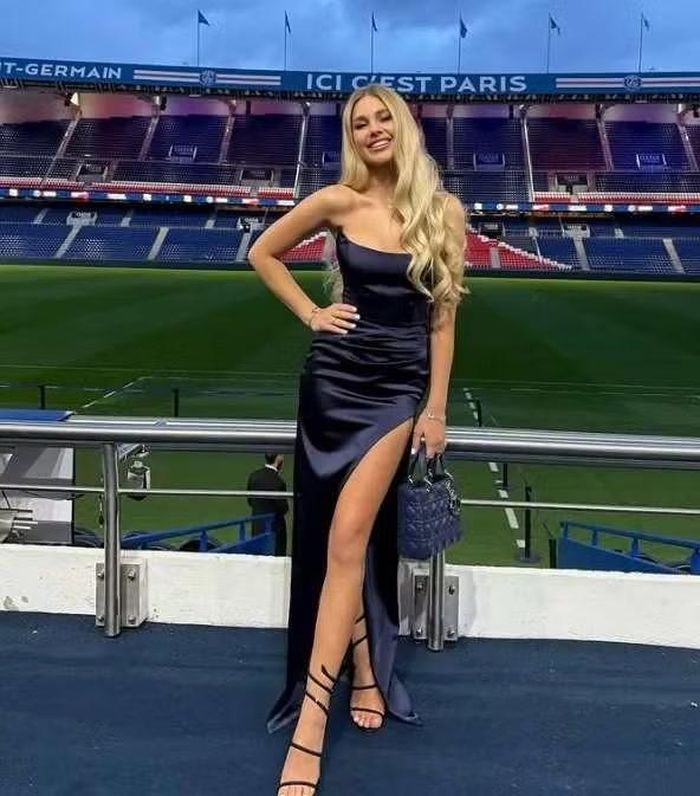 Angelina Zabarna nổi bật trong bộ váy xanh khi tạo dáng tại sân Parc des Princes. Vợ hậu vệ Illia Zabarnyi là người mẫu, đồng thời theo đuổi công việc liên quan đến ngôn ngữ.