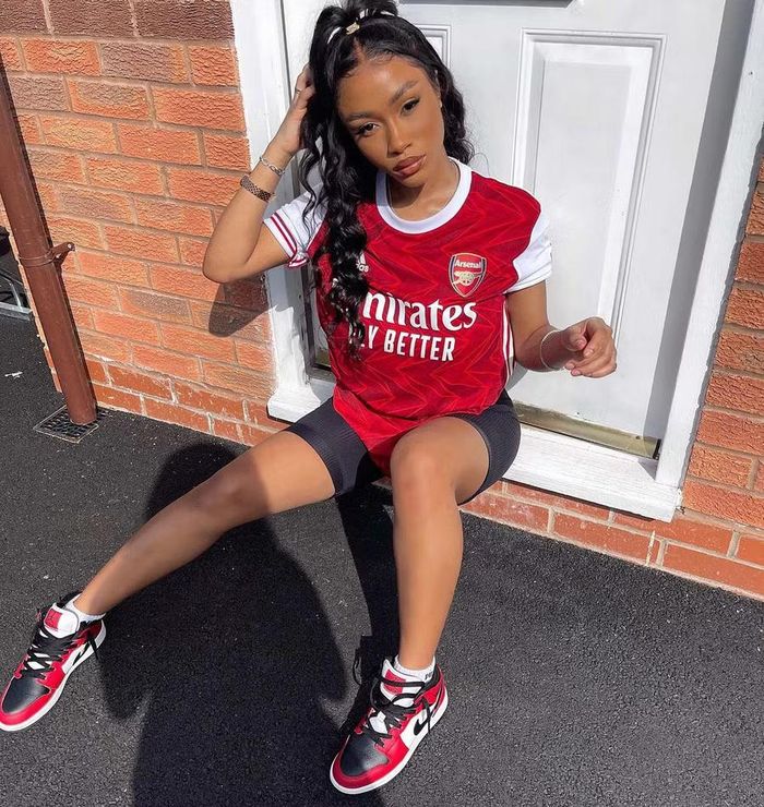 Tolami Benson thể hiện tình yêu với Arsenal bằng chiếc áo đấu của đội bóng thành London. Cô thường xuyên xuất hiện trên khán đài để cổ vũ Saka trong những trận cầu quan trọng.