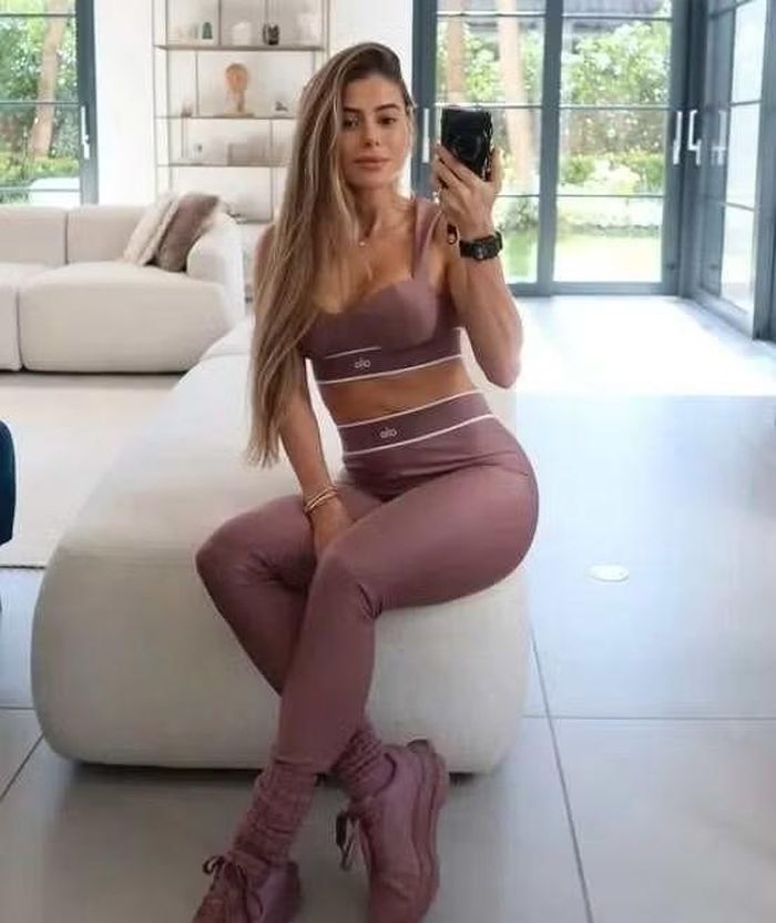 Carol Cabrino khoe phong cách khỏe khoắn trong trang phục tập luyện. Vợ trung vệ Marquinhos là ca sĩ, người có ảnh hưởng trên mạng xã hội và từng tham gia chương trình truyền hình thực tế.