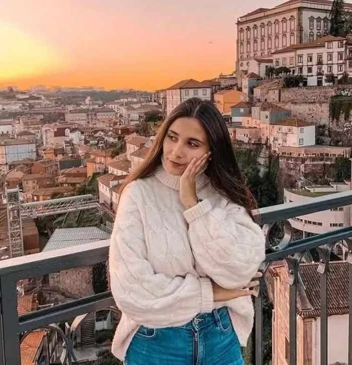 Tatiana Rendeiro Torres xuất hiện dịu dàng giữa khung cảnh thành phố lúc hoàng hôn. Bạn gái của tiền vệ Vitinha là mối tình gắn bó từ thuở thiếu niên, đồng hành cùng tuyển thủ Bồ Đào Nha qua nhiều chặng đường trong sự nghiệp.