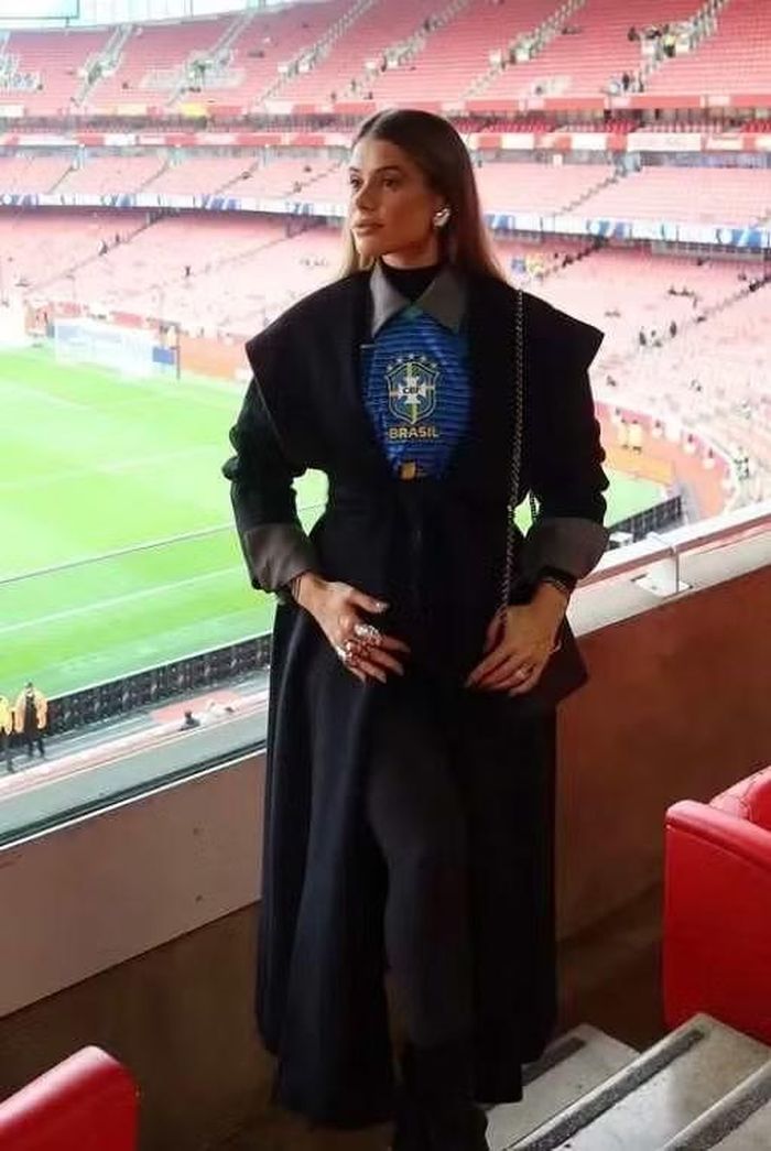 Vợ đội trưởng PSG xuất hiện trên khán đài với trang phục mang dấu ấn tuyển Brazil. Carol Cabrino và Marquinhos hiện có 3 người con, lần lượt chào đời vào các năm 2017, 2019 và 2022.