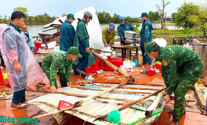 Cán bộ, chiến sĩ Đồn Biên phòng Khánh Tiến cùng lực lượng Quân sự xã giúp người dân khắc phục hậu quả giông lốc. Ảnh: Hoàng Tá