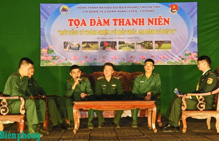 Cán bộ, chiến sĩ Bộ đội Biên phòng tỉnh Hà Tĩnh tham dự Tọa đàm thanh niên “Hãy sống có trách nhiệm với bản thân, gia đình và đơn vị”. Chương trình do Chi đoàn Tiểu đoàn Huấn luyện - Cơ động (Bộ đội Biên phòng tỉnh Hà Tĩnh) phối hợp với Chi đoàn xã Toàn Lưu (đơn vị kết nghĩa) tổ chức. Ảnh: Thanh Giang