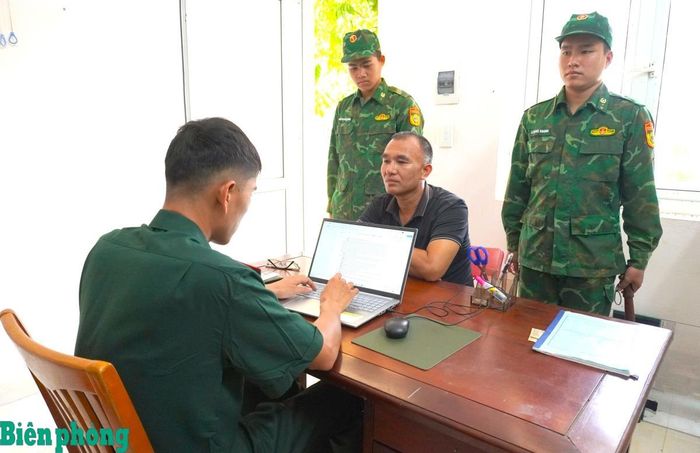 Đối tượng Trần Nguyên Gia khai báo tại Đồn Biên phòng cửa khẩu Mỹ Quý Tây. Ảnh: Đơn vị cung cấp
