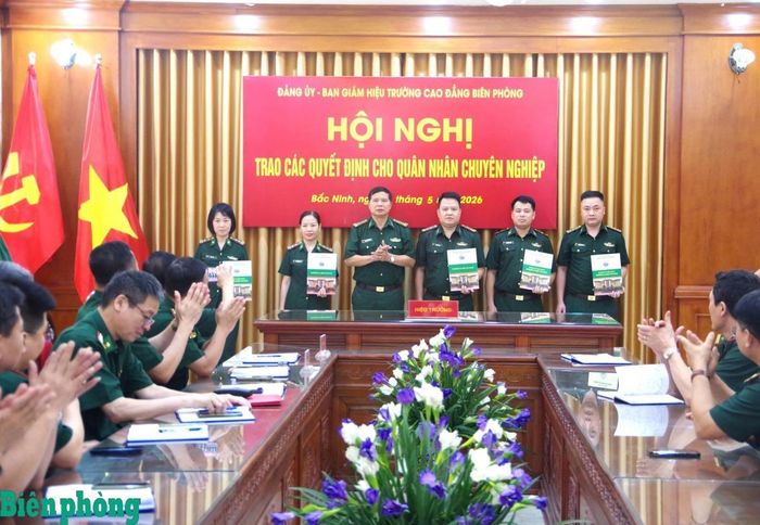 Đại tá Nguyễn Văn Quyền trao quyết định công tác cho các đồng chí quân nhân chuyên nghiệp năm 2026. Ảnh: Vi Cám