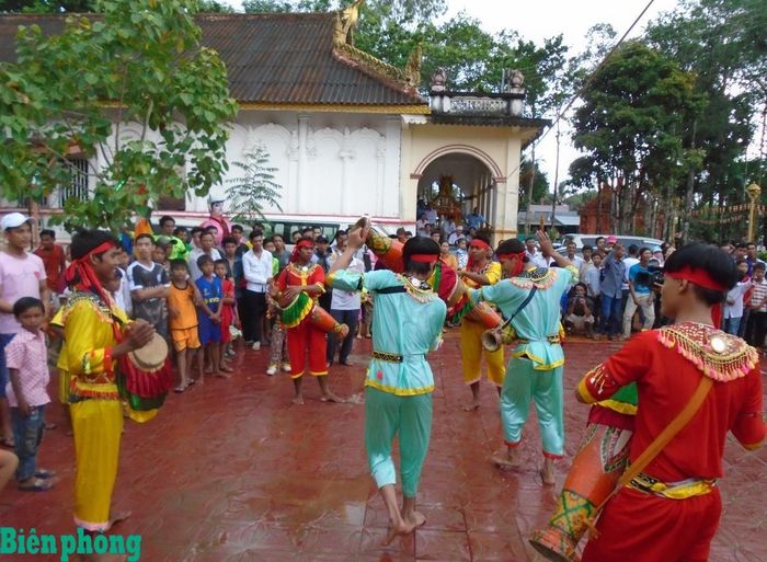 Đội diễn tấu trống Chhay dăm chùa Tum Núp, xã An Ninh, thành phố Cần Thơ biểu diễn phục vụ bà con trong phum, sóc dịp Tết Chôl Chnăm Thmây năm 2026. Ảnh: Mỹ Xuyên