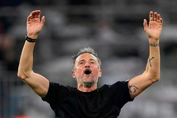 HLV Luis Enrique ăn mừng sau trận bán kết lượt về Champions League giữa Bayern Munich và PSG tại Munich, Đức, ngày 6/5/2026. Ảnh: AP.