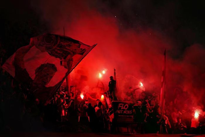Người hâm mộ PSG đốt pháo sáng trên khán đài trận bán kết lượt đi Champions League gặp Bayern Munich tại Paris ngày 28/4/2026. Ảnh: AP.