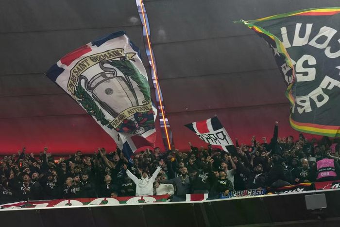 CĐV PSG cổ vũ trận bán kết lượt về Champions League gặp Bayern Munich tại Munich, Đức, ngày 6/5/2026. Ảnh: AP.