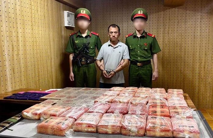 Đối tượng Thào Lệnh cùng tang vật 20 bánh ma túy các loại.