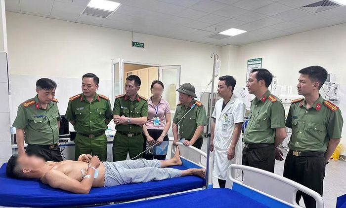 Ban Giám đốc Công an tỉnh thăm, động viên cán bộ bị thương.