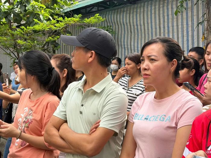 Phụ huynh lo lắng dõi theo con từ ngoài điểm thi