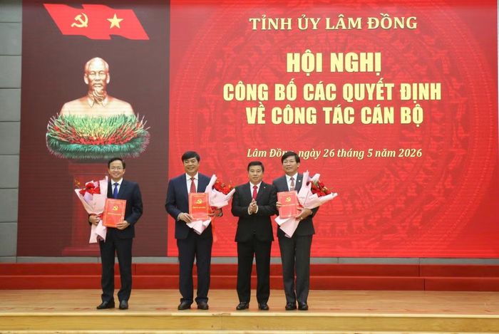 Ông Y Thanh Hà Niê Kđăm - Bí thư Tỉnh ủy Lâm Đồng trao quyết định cán bộ.
