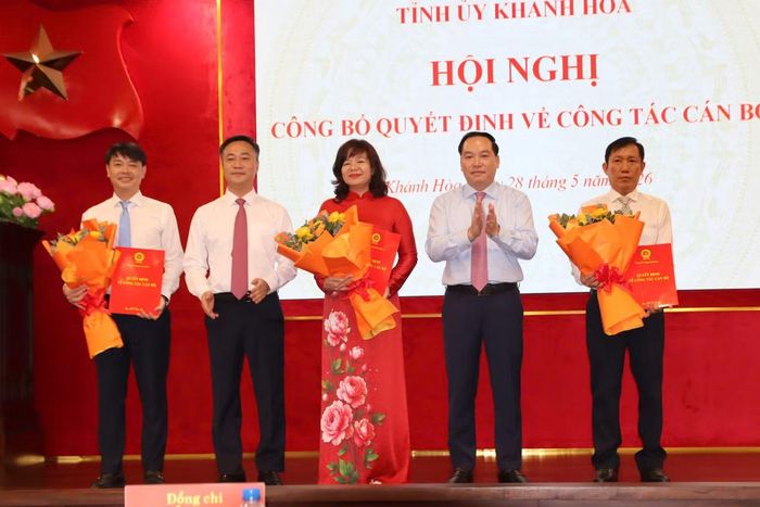 Lãnh đạo tỉnh Khánh Hòa trao các quyết định và tặng hoa cho các cán bộ được điều động, bổ nhiệm.