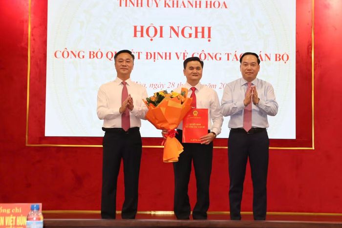Lãnh đạo tỉnh Khánh Hòa trao quyết định cho ông Vũ Ngọc Đương.